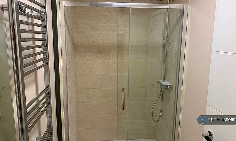 1 Bedroom Flat In Ha...