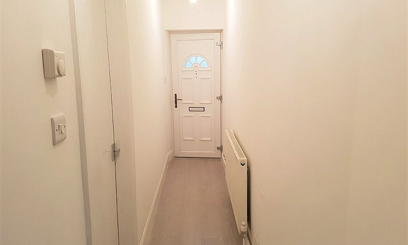 Modern 2 Bedroom Fla...