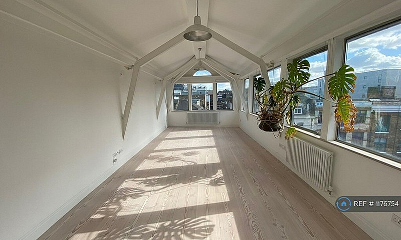 2 Bedroom Flat In Lo...