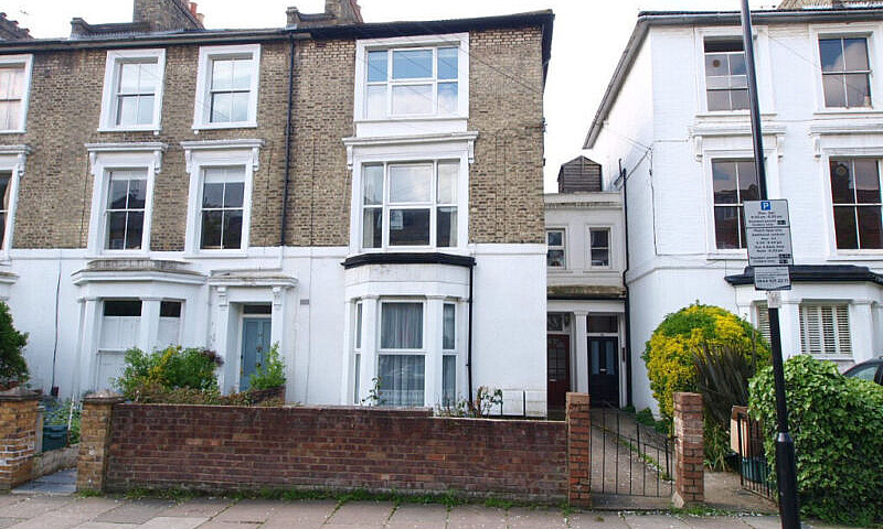 A Large Open Plan 1 ...