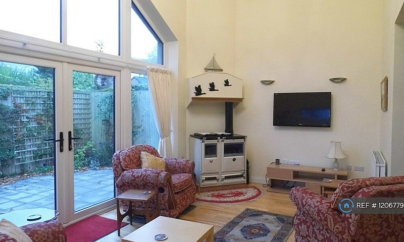 2 Bedroom House In W...