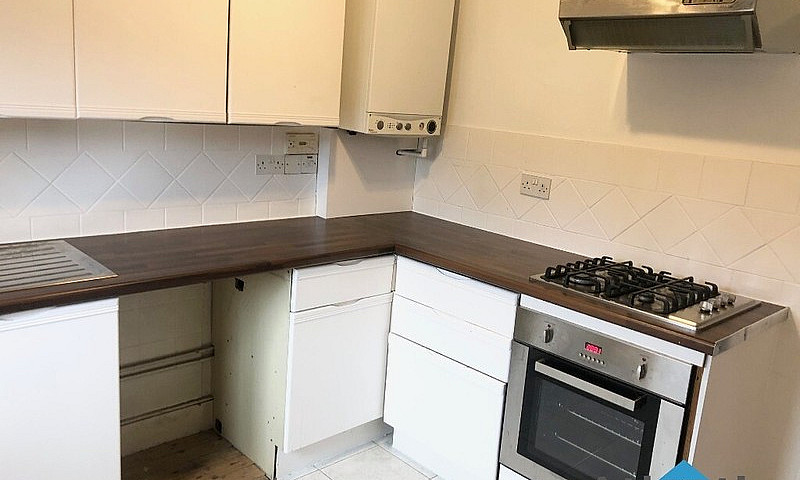 Large 2 Bedroom 1St ...