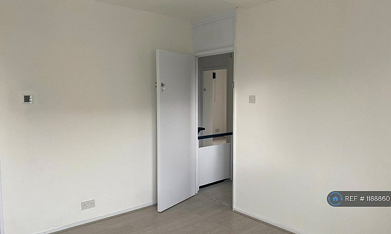 4 Bedroom Flat In He...