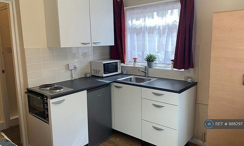 Studio Flat In Belmo...