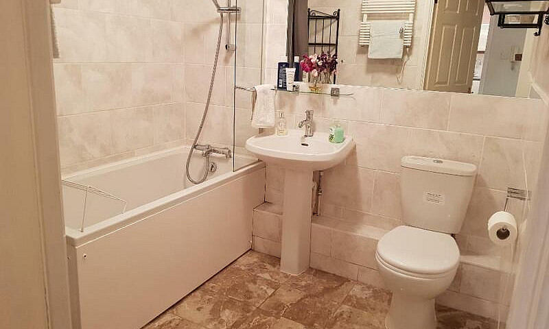 2 Bedroom Flat In Ca...