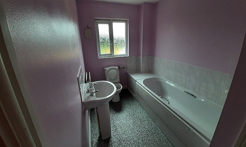 Large 4 Bed House Fo...