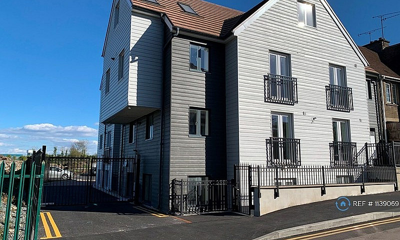 1 Bedroom Flat In Ha...