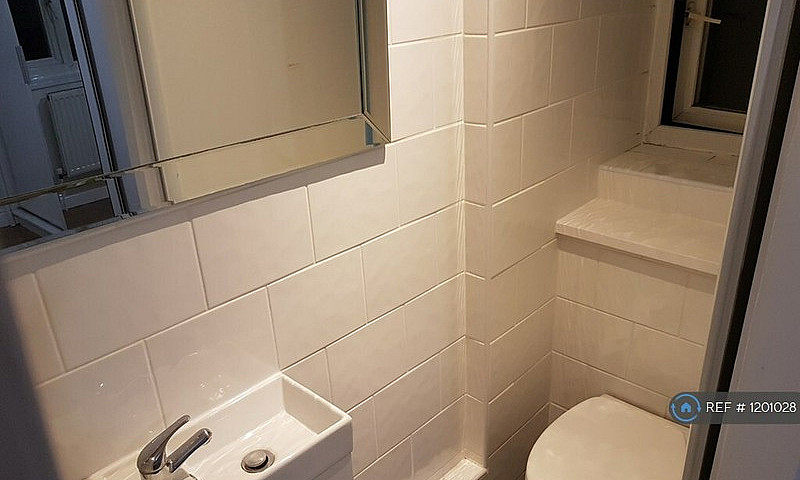 2 Bedroom Flat In Gl...