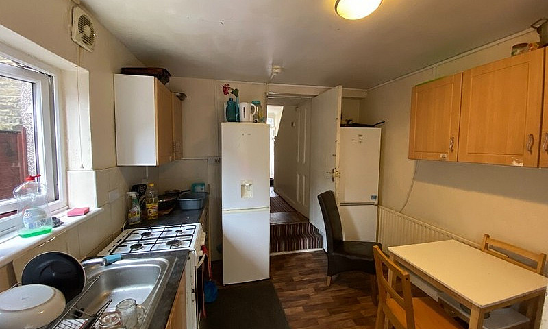 Large 6 Bedroom Fami...