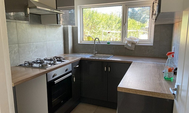 5 Bedroom Semi Detac...
