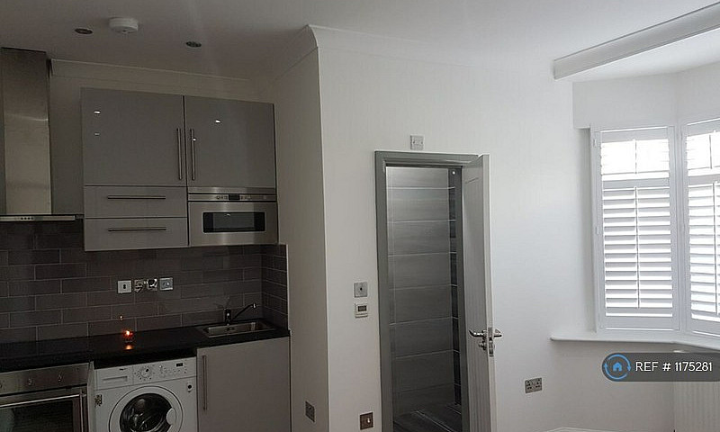 Studio Flat In Old R...