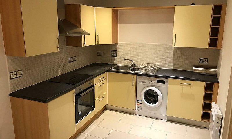 2 Bedrooms Flat To L...
