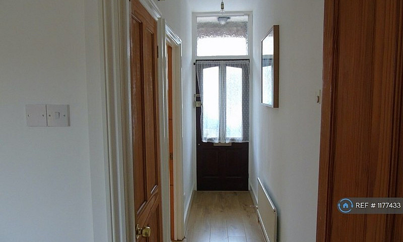 2 Bedroom House In P...