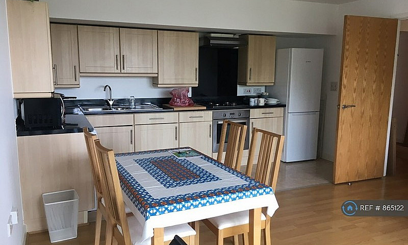2 Bedroom Flat In Ch...