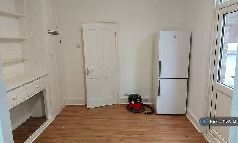 2 Bedroom Flat In Le...