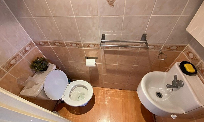 Spacious 5 Bed House...