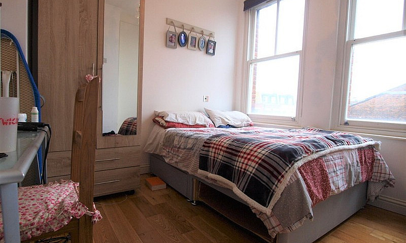 A Large 1 Bedroom Fl...
