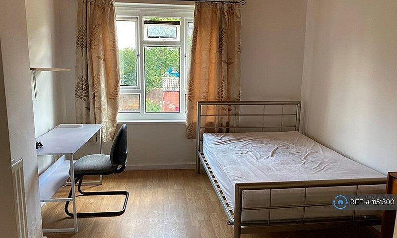 3 Bedroom Flat In Ru...