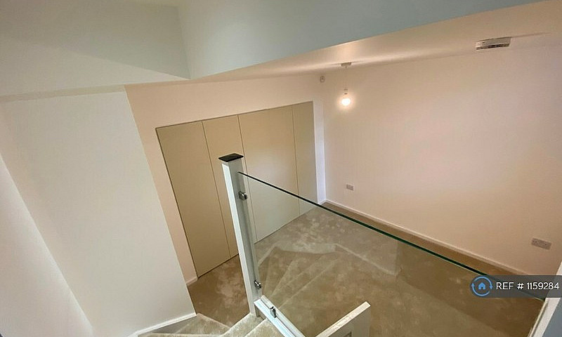 2 Bedroom Flat In Qu...