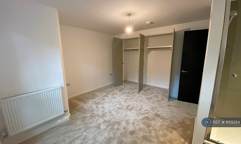 2 Bedroom Flat In Qu...