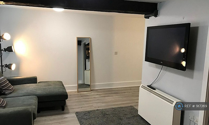1 Bedroom Flat In He...