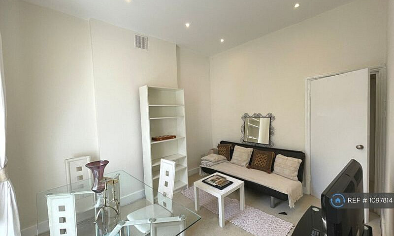 1 Bedroom Flat In St...