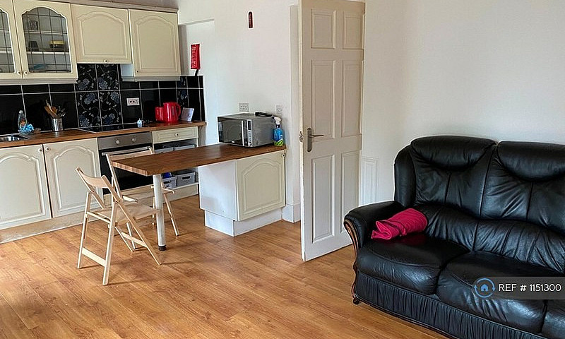 3 Bedroom Flat In Ru...
