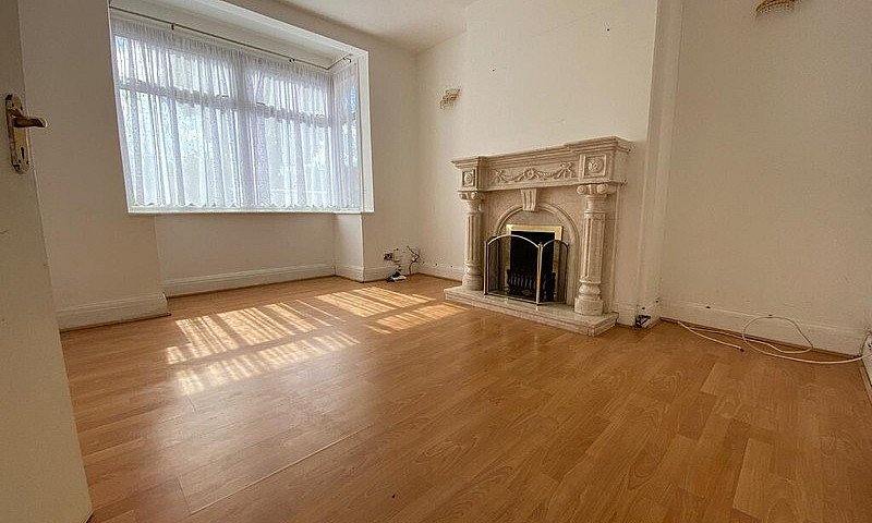 Spacious 5 Bed House...