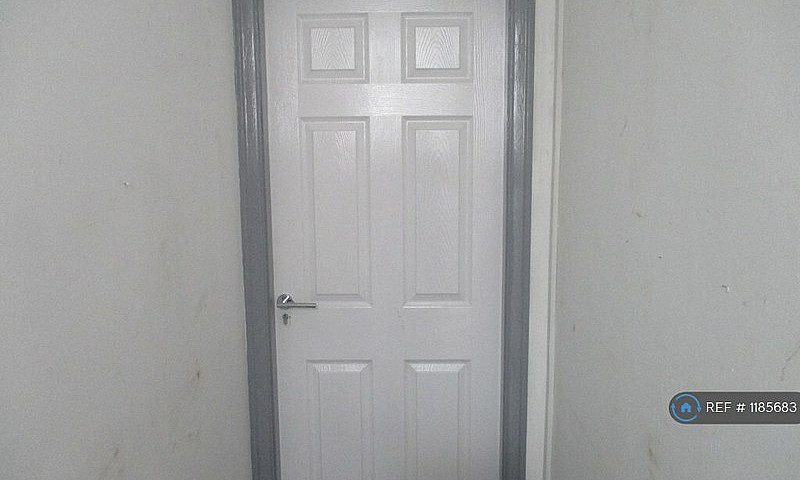1 Bedroom Flat In Le...