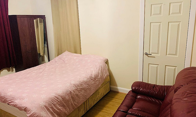 2/3 Bed Flat Near Dy...