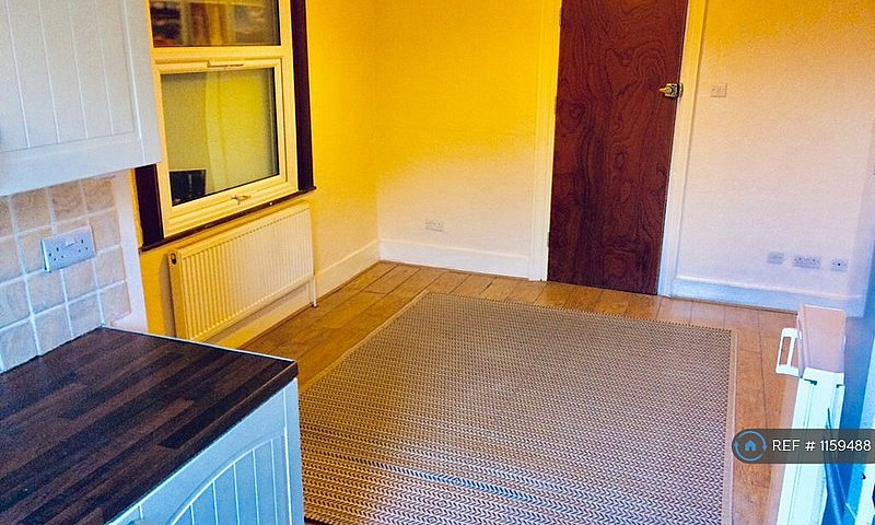 4 Bedroom Flat In Me...