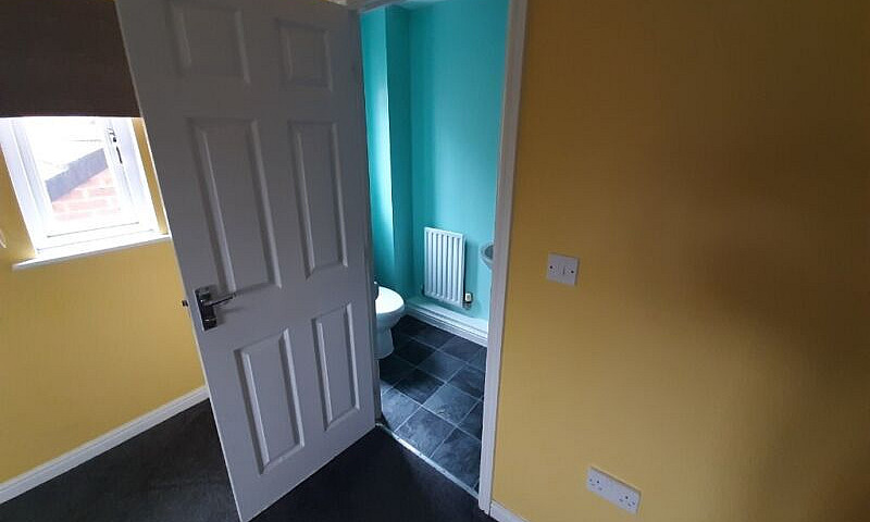 Large 4 Bed House Fo...