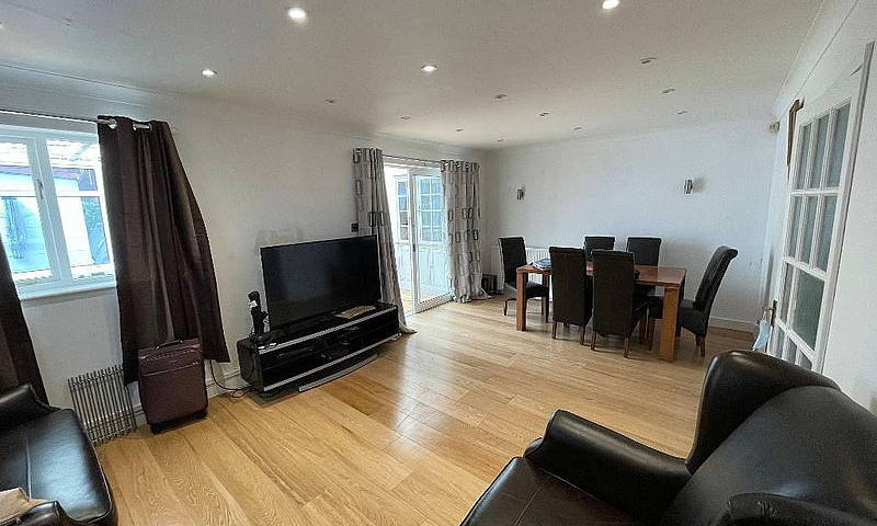 4 Bedroom House In T...
