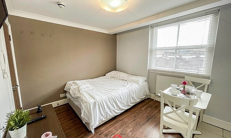 Studio Flat On A Qui...