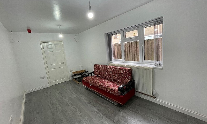 *Six Bedroom Propert...