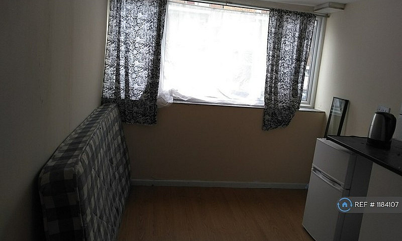 Studio Flat In Pinne...