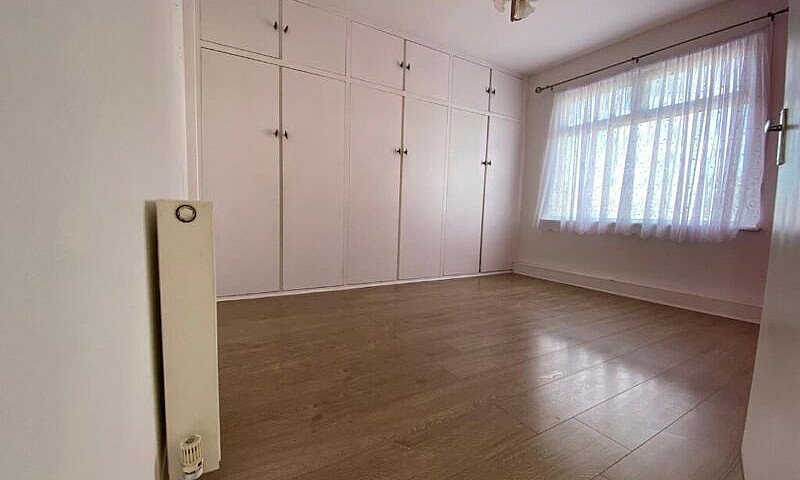 Spacious 5 Bed House...