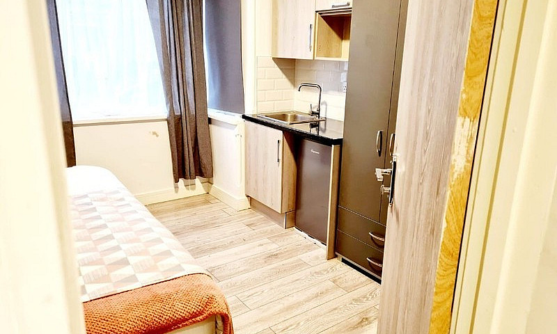 Large Ensuite Room F...