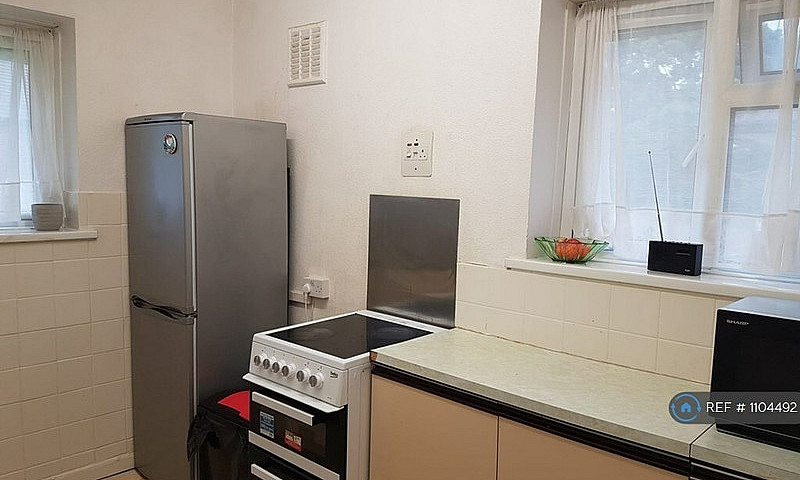 3 Bedroom Flat In He...