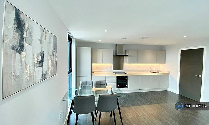 3 Bedroom Flat In Ch...