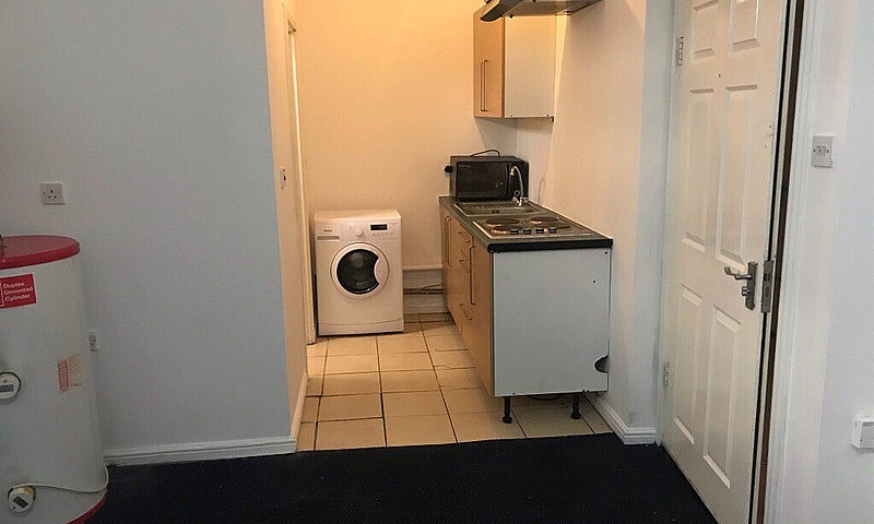 Studio Flat £850 Per...