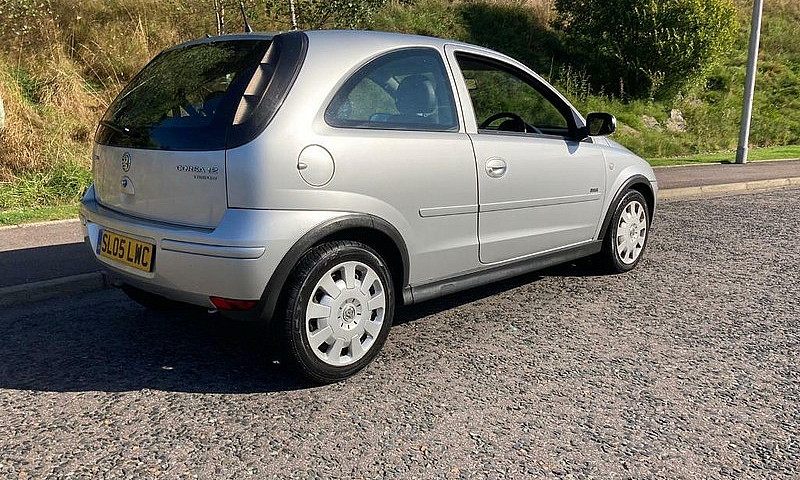 ** 2005 Vauxhall Cor...
