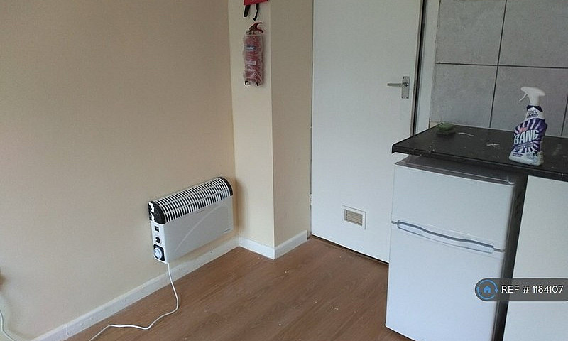 Studio Flat In Pinne...
