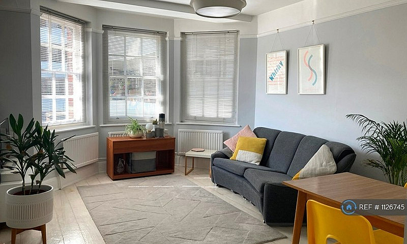 2 Bedroom Flat In Pa...
