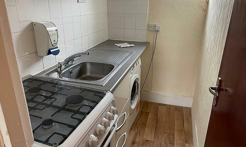 2 Bedrooms Flat Avai...