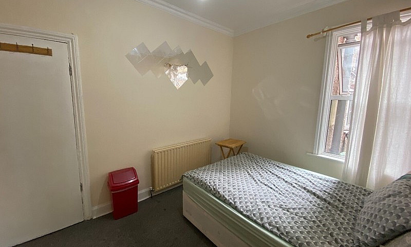 Large 6 Bedroom Fami...