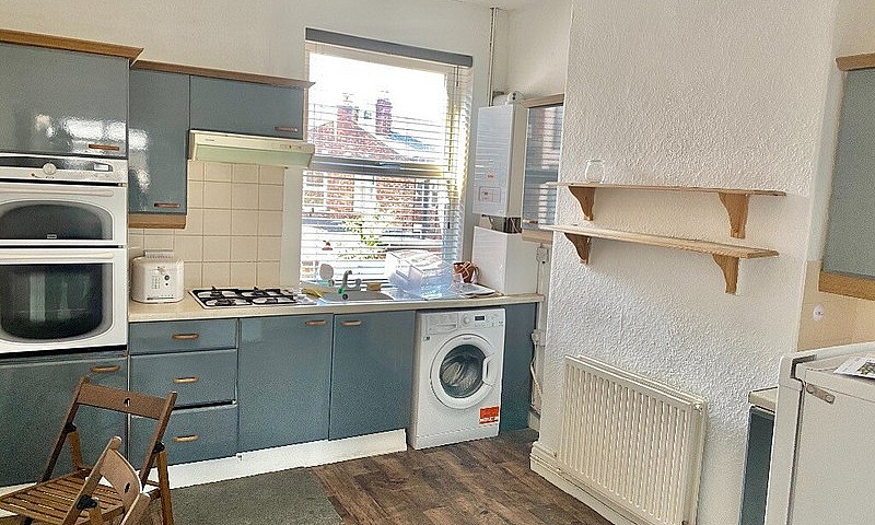 Large 1 Bed Self Con...