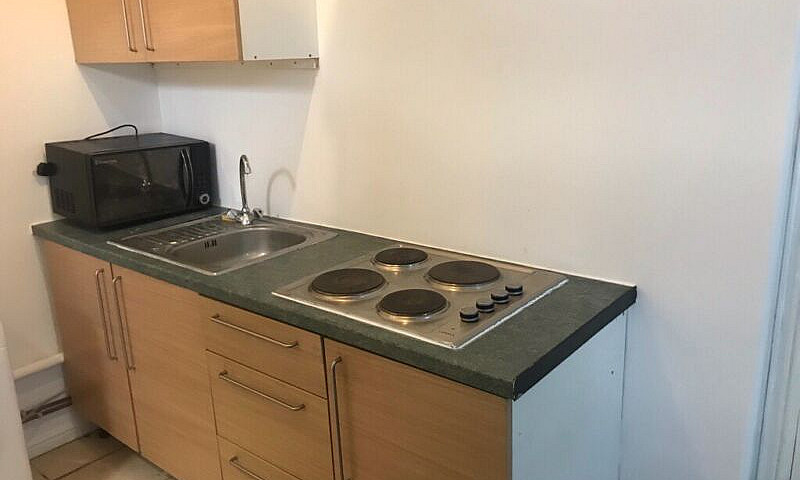 Studio Flat £850 Per...