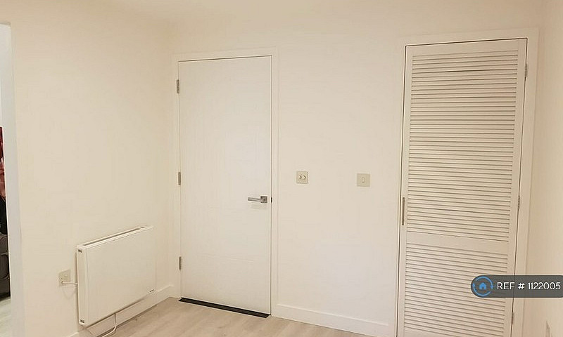 2 Bedroom Flat In St...