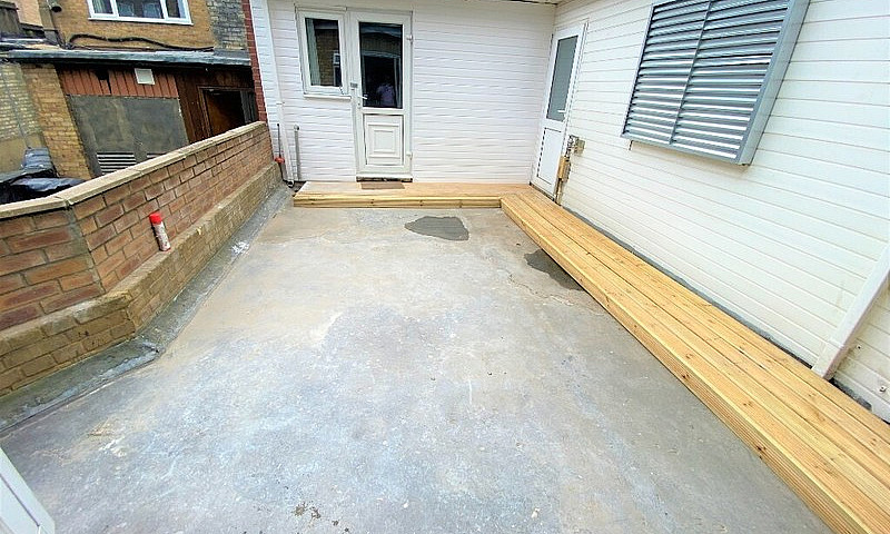 2 Bedrooms Flat On M...